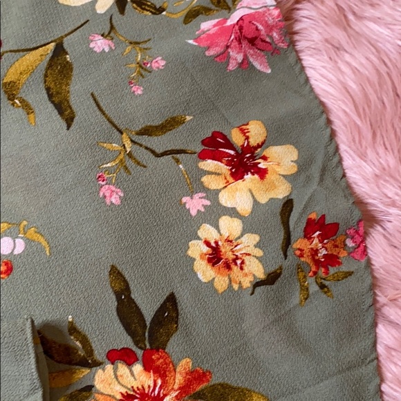 Urban Romantics Green Flower Blouse w/Bell Sleeve - Picture 3 of 8